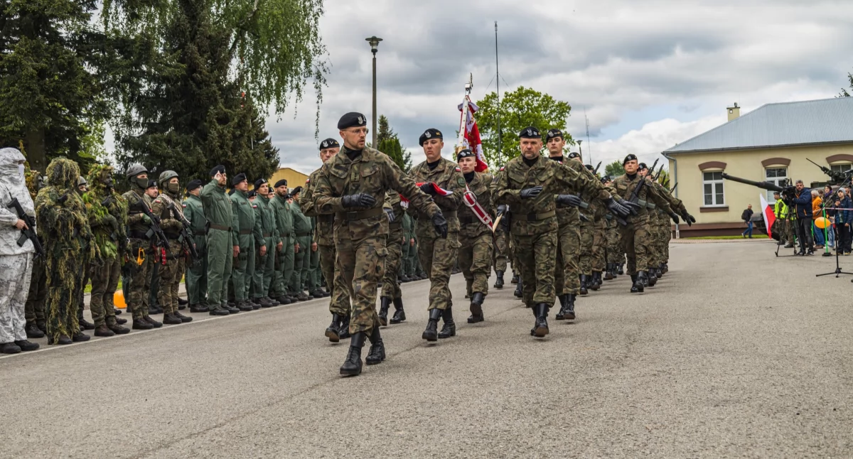 Uroczystości odbyły się zgodnie z ceremoniałem wojskowym, od poniesienia flagi państwowej, odśpiewania Mazurka Dąbrowskiego, uroczystego apelu czy defilady pododdziałów. Fot. 1 bcz Żurawica