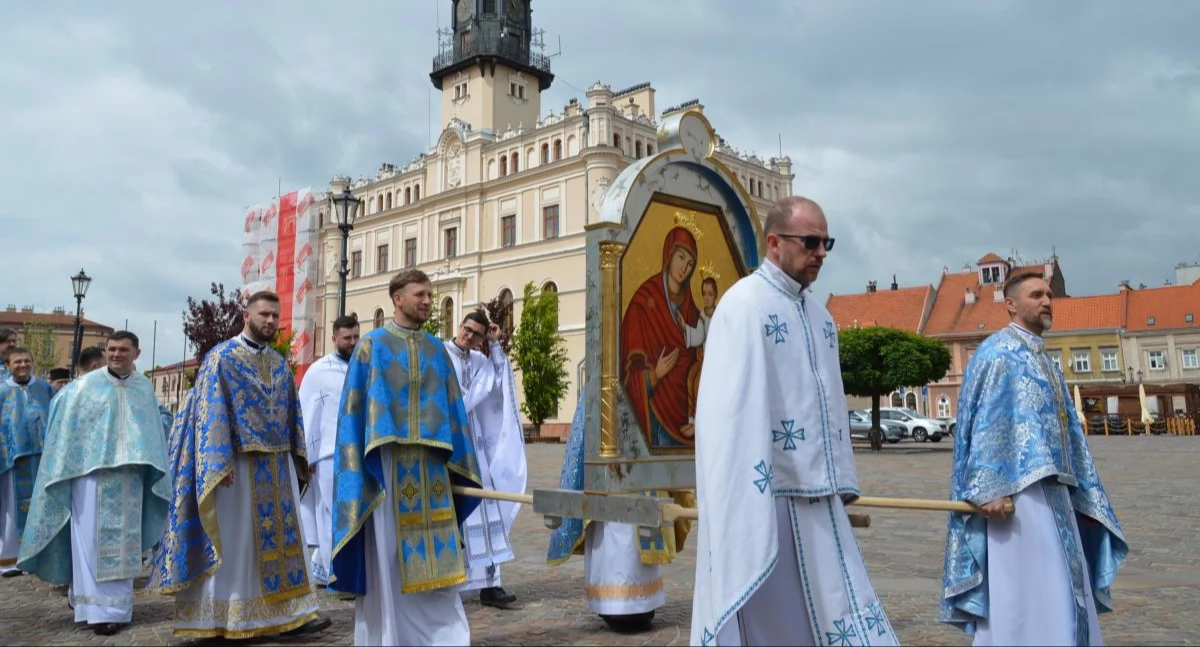 Cerkiew Przemienienia Pańskiego w Jarosławiu jest miejscem wyjątkowym. To właśnie tutaj znajduje się cudowna ikona „Brama Miłosierdzia”. Przez dwa dni, 16 i 17 maja br., pielgrzymowali doń wyznawcy obrządku grekokatolickiego Przemysko-Warszawskiej Metropolii. Fot. zbiory własne