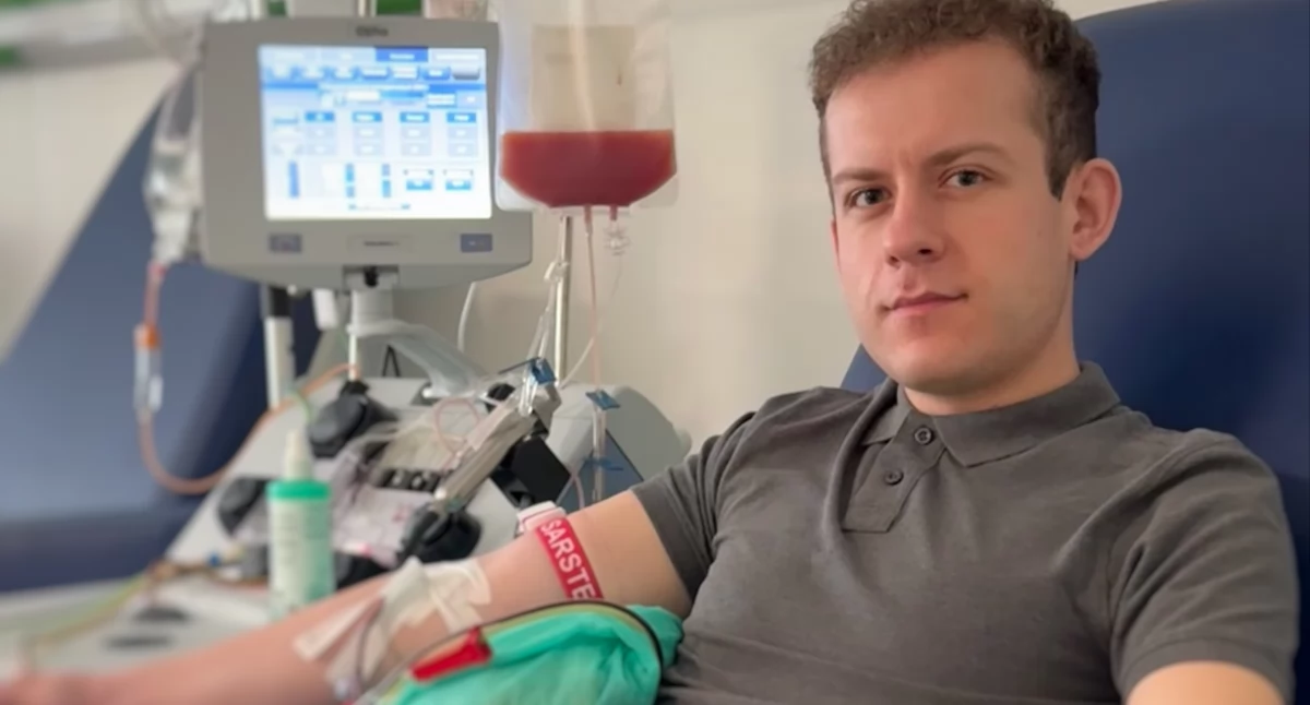 Funkcjonariusz SG Tomasz Roman z placówki w Korczowej oddał komórki macierzyste, w ten sposób dając choremu na białaczkę szansę na drugie życie. Teraz do rejestracji w bazie DKMS namawia innych./ FOT. BiOSG