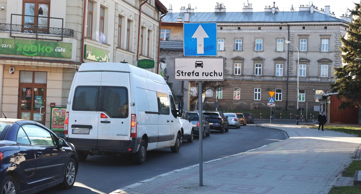 Ulica Galika, szczególnie w godzinach szczytu, mocno się korkowała. Rozpoczęta przebudowa ma to zmienić./ FOT. UM Jarosławia