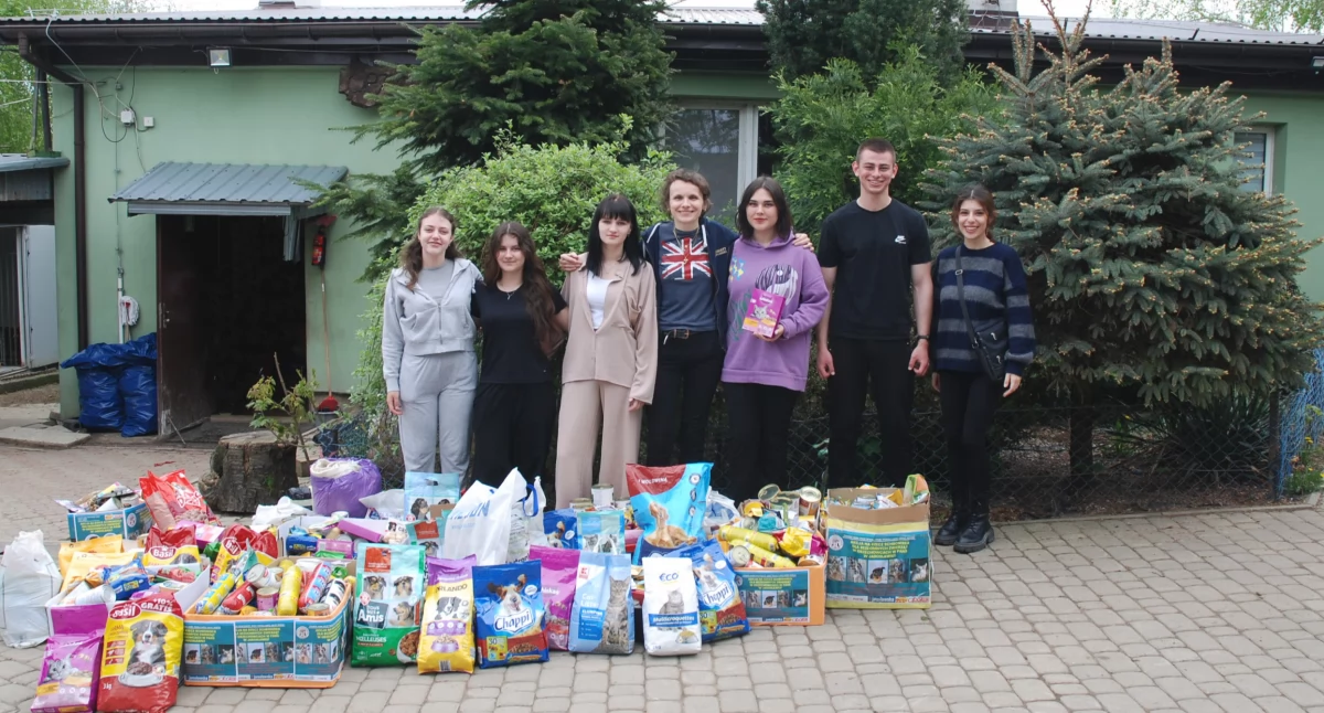Efekt zbiórki prowadzonej przez zagranicznych studentów PANS w Jarosławiu był imponujący. Etapami zawozili do schroniska w Orzechowcach pozyskane od mieszkańców produkty i żywność. Za każdym byli serdecznie podejmowani przez jego załogę./ FOT. PANS Jarosław