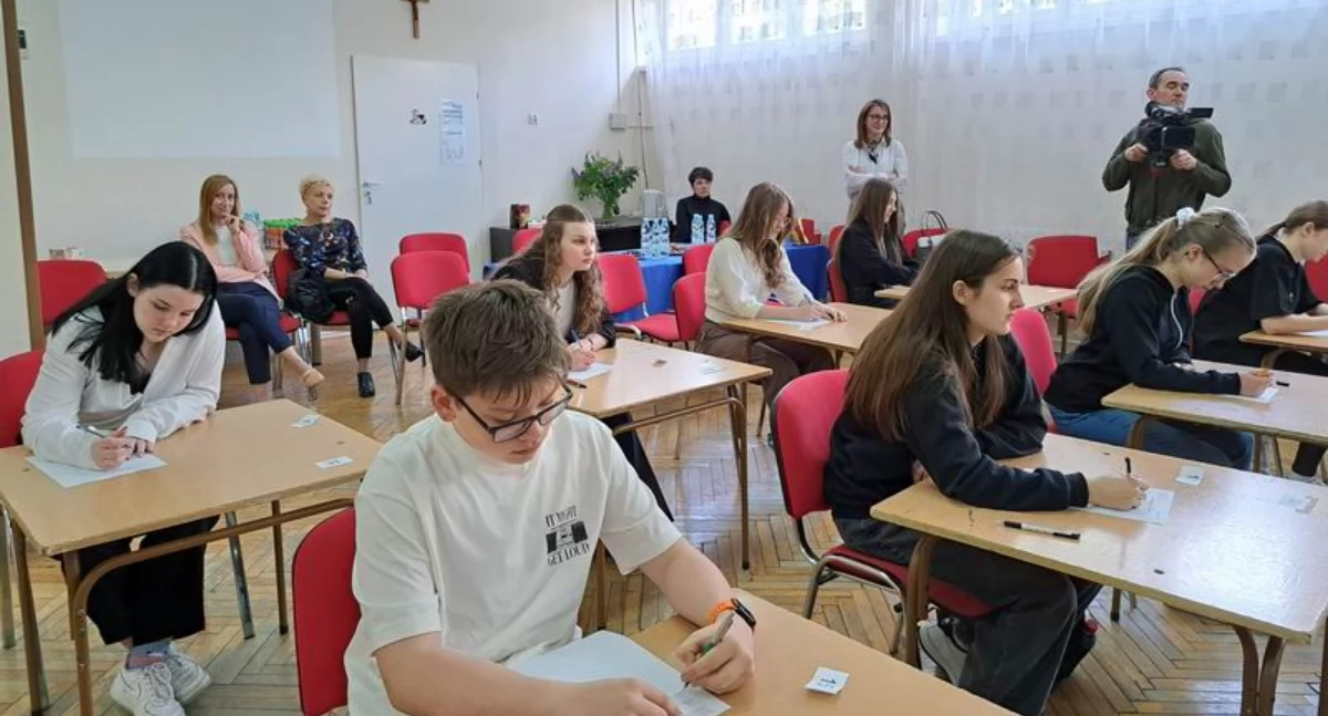 Ortograficznych pułapek w treści dyktand było sporo, ale znaleźli się wśród piszących tacy, dla których umiejętne zastosowanie zasad ortografii w tekście pisanym to bułka z masłem./ FOT. U. Gielo