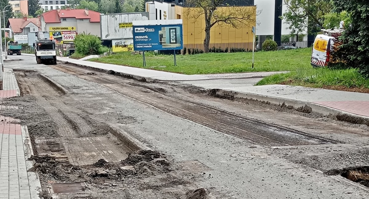 Zgodnie z planem i harmonogramem, koniec prac przewidywany jest na koniec czerwca br. – Ale jeśli nic złego po drodze się nie wydarzy, być może uda się wyremontowaną w całości ulicę oddać wcześniej. Fot, Mariusz Godos