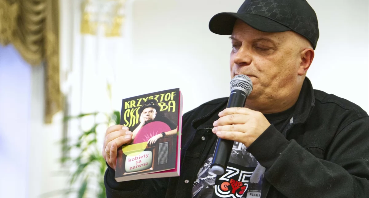 Wizyta K. Skiby w PBP w Przemyślu miała związek z wydaną kilka miesięcy temu pozycją autora zatytułowaną „Kobiety są naiwne”./ FOT. Przemyska Biblioteka Publiczna