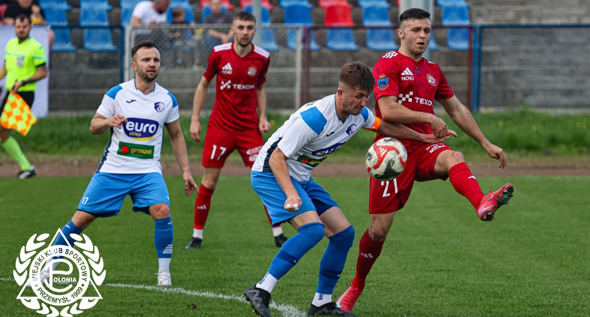 Kacper Rop (z prawej) królem strzelców V ligi okręgowej raczej nie zostanie, ale na wiosnę zdobył dla Polonii już 15 bramek. Co by było, gdyby rozegrał dwie pełne rundy? Fot. Kamil Krukiewicz 