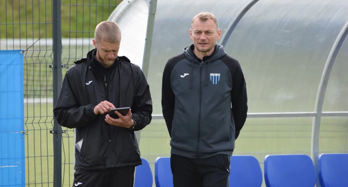 Trener JKS-u Bogdan Zając musi coś wymyślić, aby jego zespół nie stracił wszystkiego, na co pracował przez wiele miesięcy. Fot. Dominik Budzowski