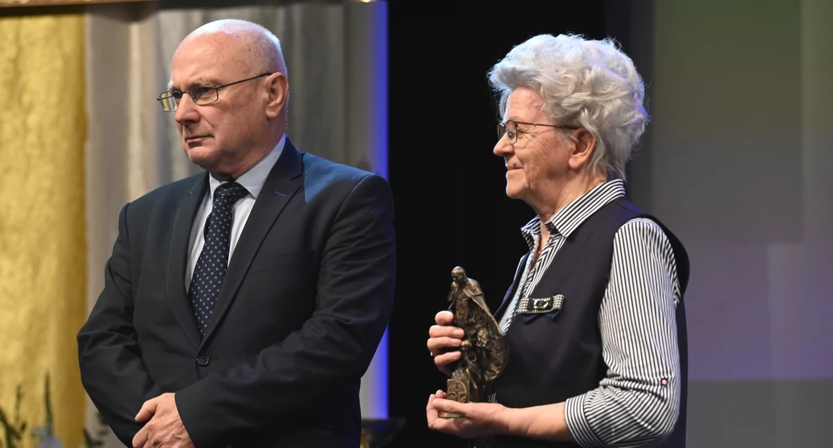 Wzruszający moment odebrania wyróżnienia./ FOT. Stowarzyszenie Przyjaciół Jarosławskiego Hospicjum