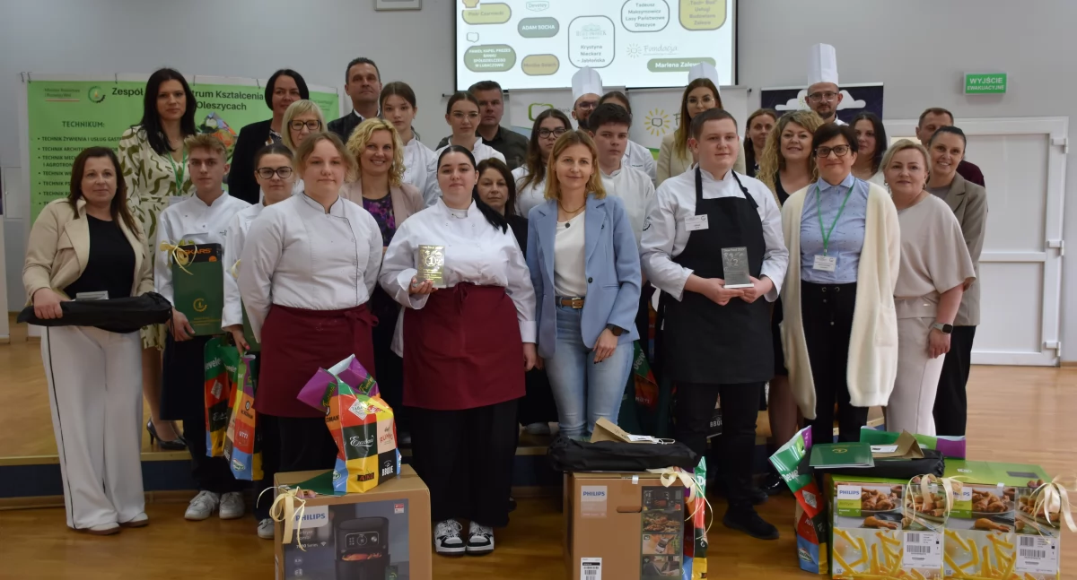 Konkurs Slow Food, propagujący ideę slow food, która opiera się na powrocie do tradycyjnych receptur, na bazie naturalnych i pozbawionych sztucznych dodatków składników, był okazją do prezentacji talentów młodych kucharzy, a dla nich samych szansą na zdobycie kolejnego cennego doświadczenia./ FOT. ZSCKR w Oleszycach