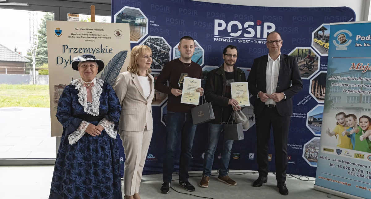 Najlepiej ze wszystkich uczestników z meandrami polskiej ortografii poradził sobie przemyślanin Henryk Tur (drugi z prawej). To właśnie jemu przypadł w udziale tytuł Mistrza Ortografii. Wicemistrzem został natomiast Kamil Iwański./ FOT. UM Przemyśl