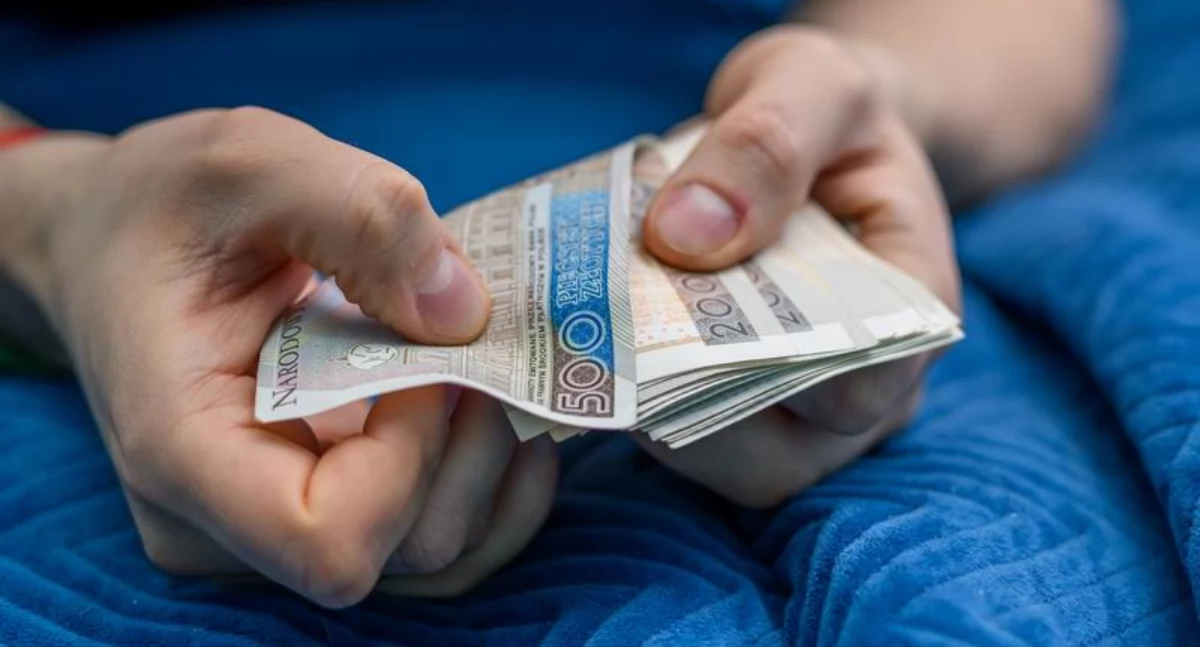 Czujnym warto być w mediach społecznościowych, gdzie oszuści zakładają fałszywe konta ZUS, rozpowszechniając nieprawdziwe informacje o rzekomych inwestycjach, które pozwolą zwiększyć kwotę pobieranego świadczenia. Obietnica dodatkowych pieniędzy brzmi kusząco, ale... trzeba zainwestować najpierw 500 zł. / FOT. ZW