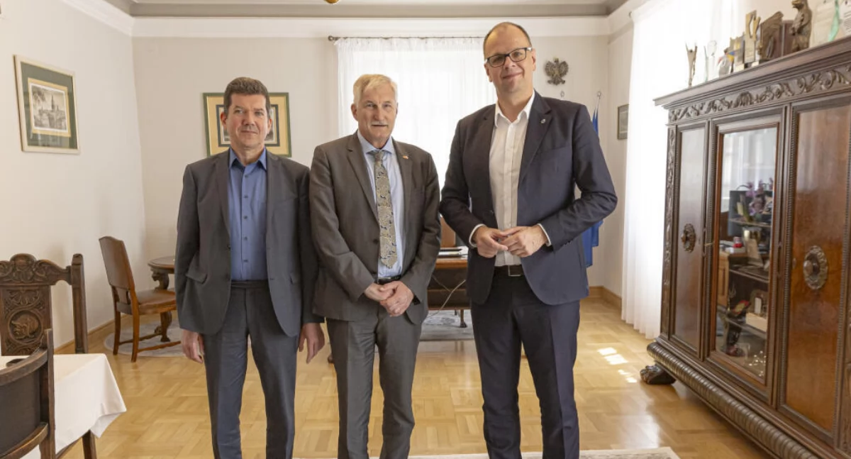 Spore nadzieje wiązano z wizytą, jaką Konsul Generalny Niemiec w Krakowie Holger Mahnicke złożył w przemyskim magistracie miesiąc temu, tuż po uroczystości wręczenia dyplomów DSD II młodzieży II LO w Przemyślu. Na razie nie przyniosła ona oczekiwanych zmian./ FOT. UM Przemyśl