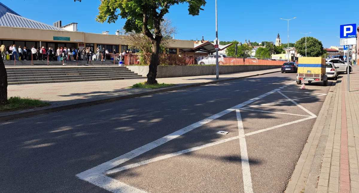Przy Czarnieckiego widnieje wprawdzie znak z przypisanymi do „kopert” numerami rejestracyjnymi pojazdów, które mogą opłacane miejsca zajmować, ale rzeczywistość jest taka, że stają na nich także inni użytkownicy czterech kółek, np. taksówkarze./ FOT. U. Gielo