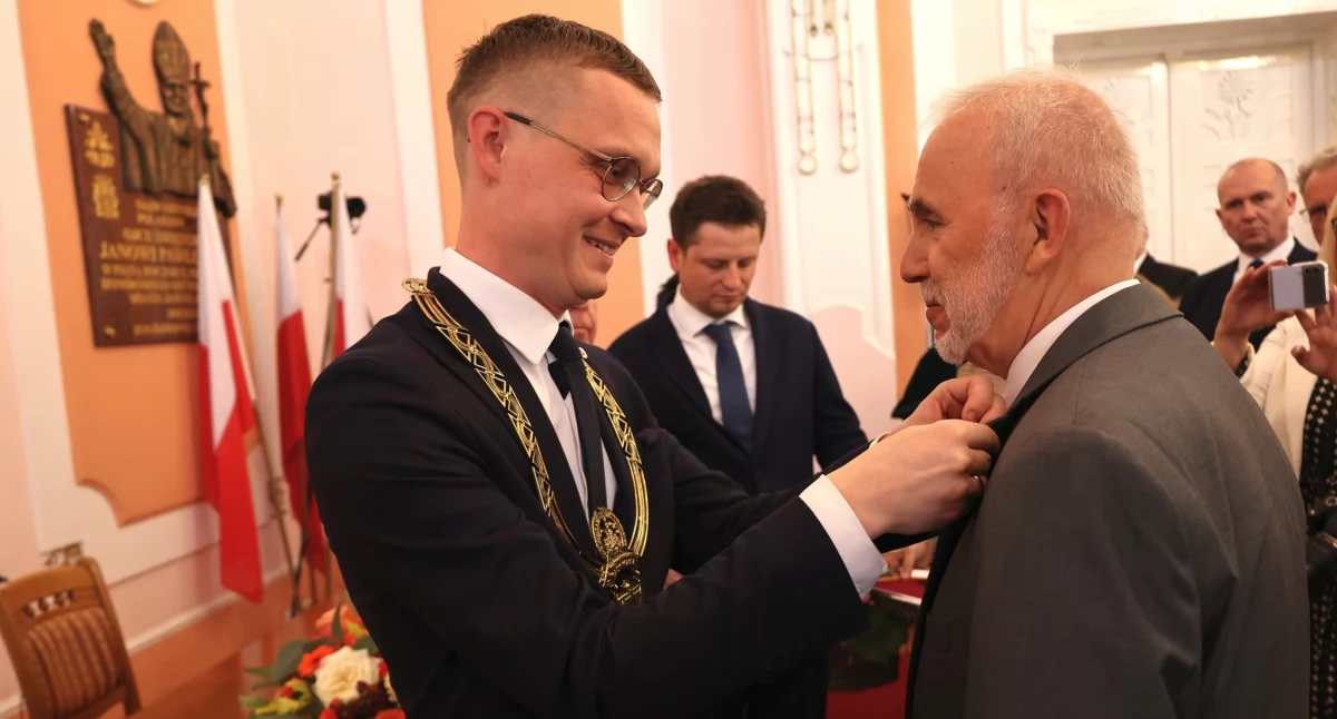 Jarosław Pagacz – gość honorowy uroczystości – został uhonorowany złotą odznaką „Za zasługi dla miasta Jarosławia” przez przewodniczącego jarosławskiego samorządu Piotra Kozaka./ FOT. UM Jarosław