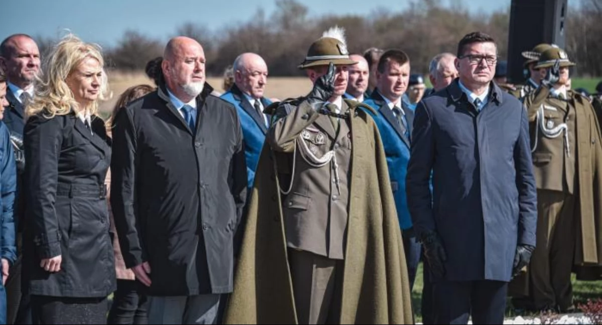 W uroczystości otwarcia i poświęcenia cmentarza uczestniczyli m.in.: archiprezbiter jarosławski ks. prałat Andrzej Surowiec, burmistrz Waldemar Paluch, przewodniczący Rady Miasta Jarosławia Szczepan Łąka czy prezes Przedsiębiorstwa Gospodarki Komunalnej i Mieszkaniowej w Jarosławiu Franciszek Gołąb. Fot. zbiory własne