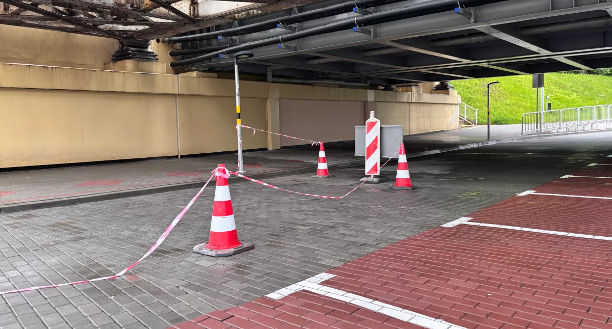 Kierowcy, którzy chcieli dostać się na ulicę Sportową (niekoniecznie chcieli swój pojazd zaparkować), musieli jeździć slalomem. Na szczęście niebawem przejdzie to już do historii. Fot. Mariusz Godos
