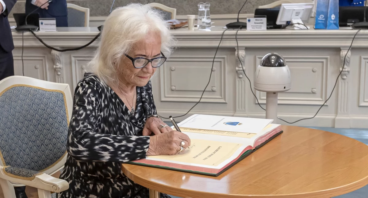 Laureatką Dorocznej Nagrody Miasta Przemyśla 2025 została Krystyna Knapek. Do wręczenia wyróżnienia doszło 26 maja br., na sesji Rady Miejskiej w Przemyślu. Fot. UM Przemyśl