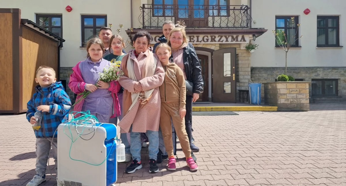 Mariusz Abramowski, zięć pani Bogumiły.  Bbiegnie do pokoju hotelowego i przynosi urządzenie wielkości dużej podróżnej walizki. Chętnie stają do pamiątkowego zdjęcia. Chcą udokumentować niecodzienne dla nich wydarzenie./Fot. A.Wilgucki
