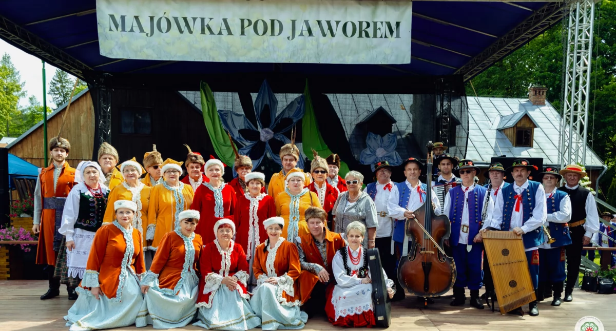 Majówka pod Jaworem to nie tylko przegląd artystyczny i kulinarny – to święto tożsamości i czas, w którym lokalna społeczność wspólnie pielęgnuje dziedzictwo, uczy się od siebie nawzajem i dzieli tym, co najcenniejsze – tradycją, gościnnością i wspomnieniami./Zdjęcia: Rafał Babiarz