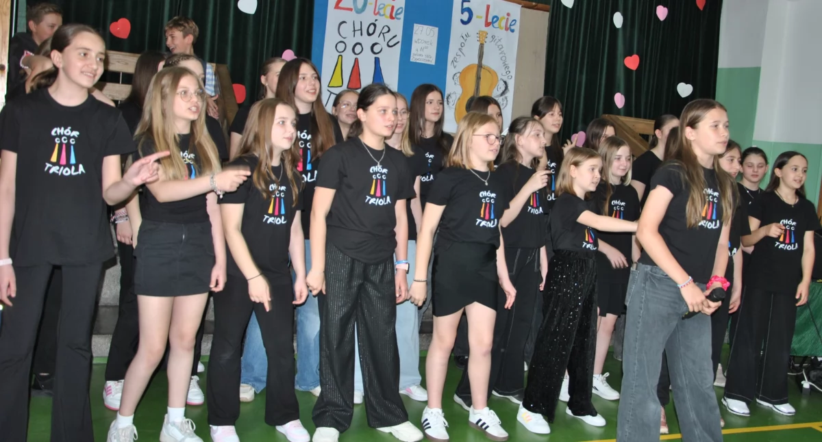Koncert, uświetniający 20. rocznicę powstania chóru, obfitował w żywiołowo wykonane utwory wielu gatunków: od muzyki ludowej, przez muzykę filmową, szanty, gospel, poezję śpiewaną, aż po punk rocka. Fot. zbiory własne
