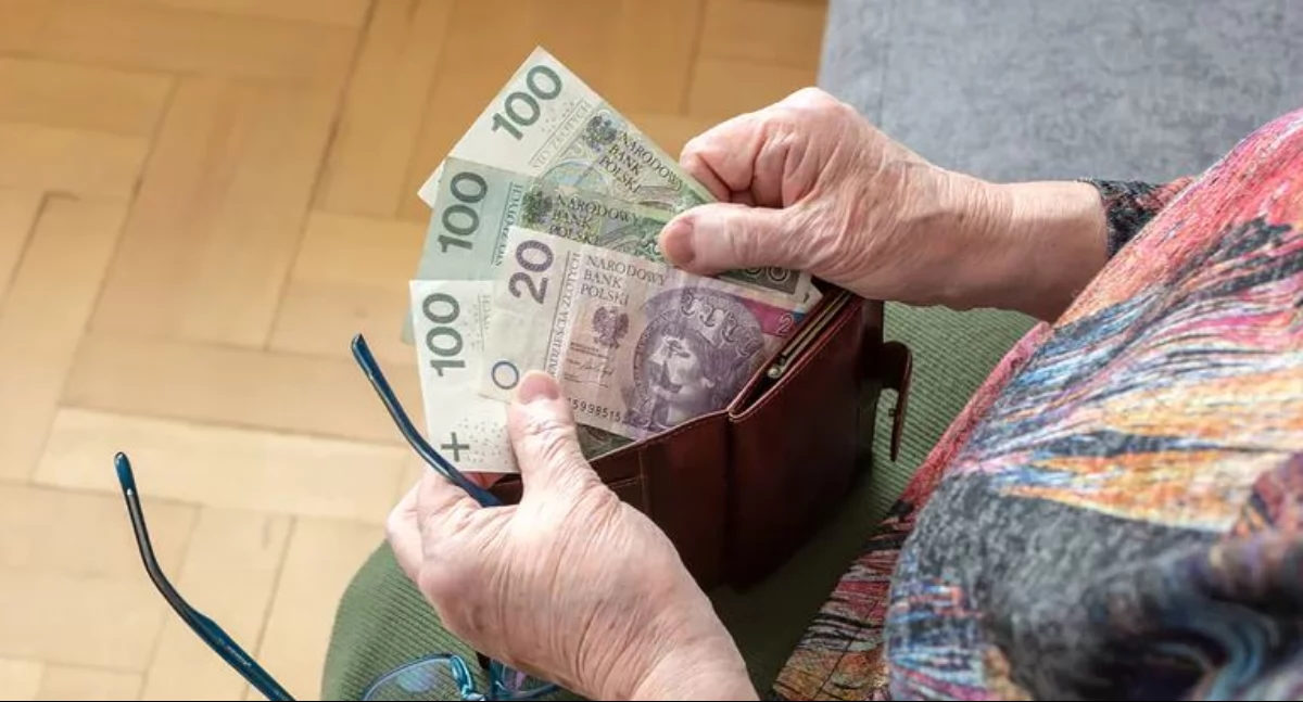 Nie jest nowością fakt, że dodatkowe przychody w przypadku pracujących emerytów i rencistów mogą wpływać na wysokość świadczenia wypłacanego im przez ZUS./ FOT. ZW