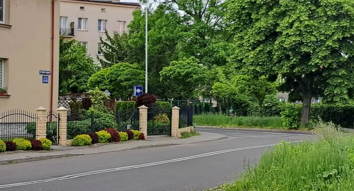 Obawy mieszkańców wzięły się z tego, że kierowcy wjeżdżający z Leszczyńskiego w Zamenhofa mogą stwarzać zagrożenie w momencie opuszczania posesji ulokowanej tuż przy skrzyżowaniu przez inny pojazd, gdyż nie będą dostatecznie widoczne. / FOT. U. Gielo