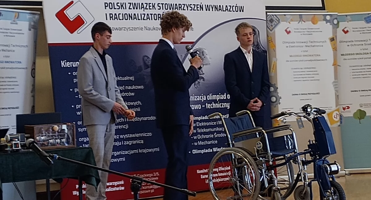 Młodzi wynalazcy z ZSTiO w Jarosławiu zaprezentowali swoje projekty 22 maja podczas gali finałowej w Warszawskim Domu Technika NOT./ FOT. ZSTiO w Jarosławiu