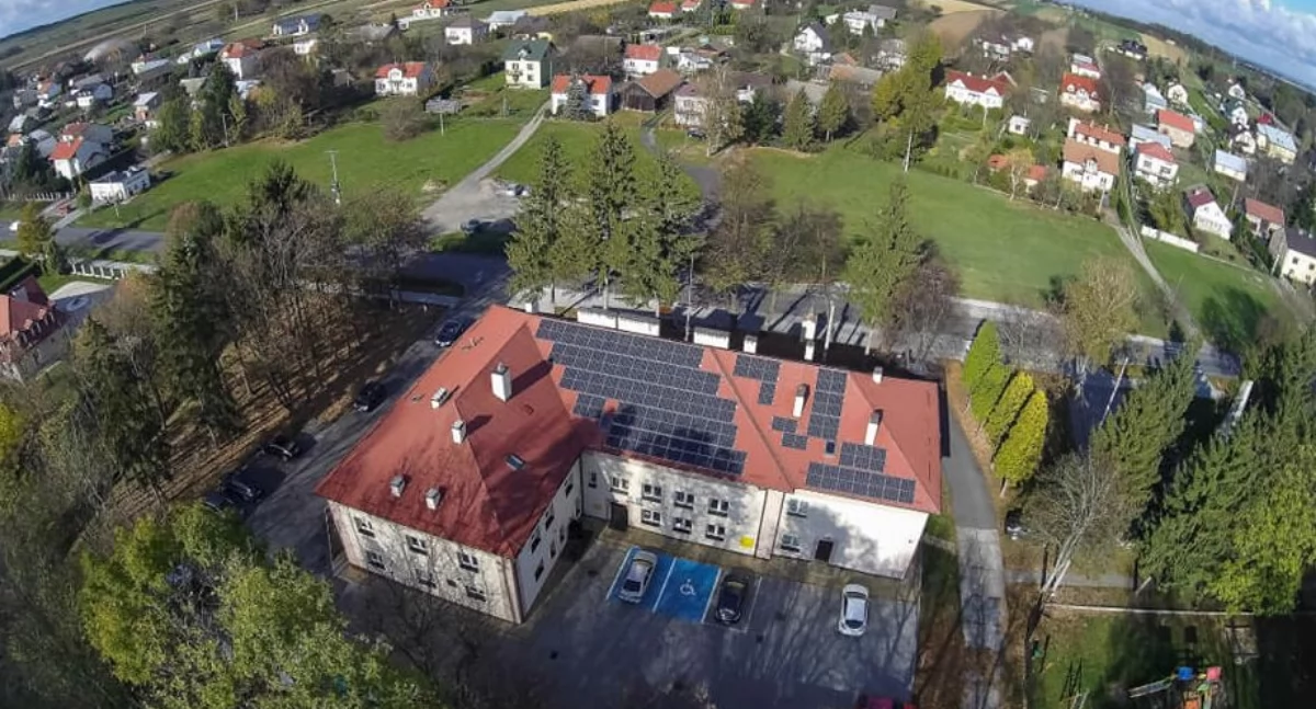 Przebudowa drogi powiatowej biegnącej przez Żurawicę ma być ważnym krokiem w drodze do poprawy bezpieczeństwa. Jeśli chodzi o tę inwestycję, rada powiatu wyraziła nadzieję na współpracę z wojskiem i koleją./ FOT. www.gminypodkarpackie.com