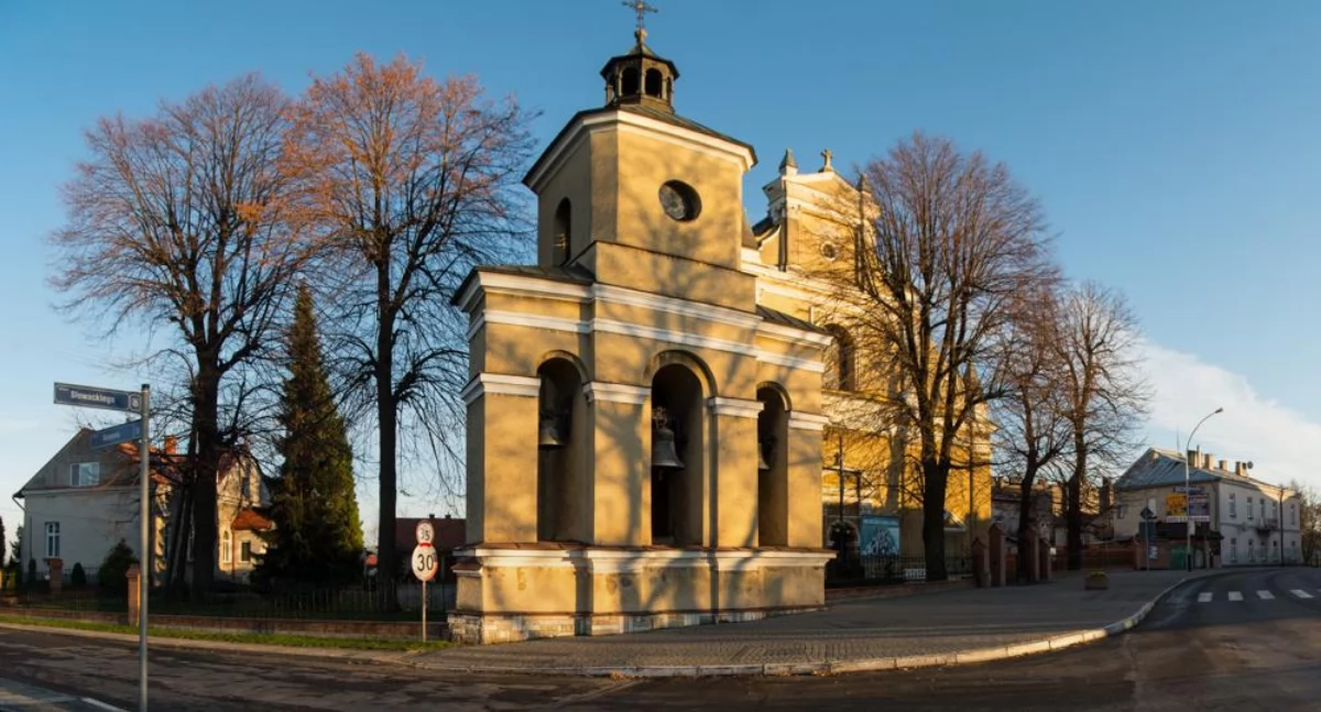 Zabytkowy murowana dzwonnica działań restauratorskich i remontowych z całą pewnością potrzebuje. Radni nie mieli w tej kwestii wątpliwości, jednogłośnie udzielając wsparcia./ FOT. P. Lisowski
