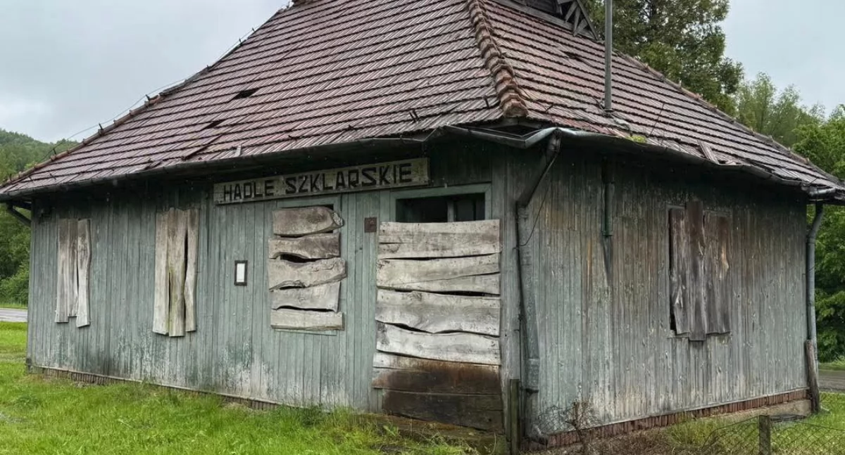 Zabytkowy obiekt stacji kolejki wąskotorowej w Hadlach Szklarskich jest w fatalnym stanie, ale to się zmieni. Jest jedynym drewnianym budynkiem stacyjnym na linii kolei wąskotorowej. Fot. Starostwo Powiatowe w Przeworsku