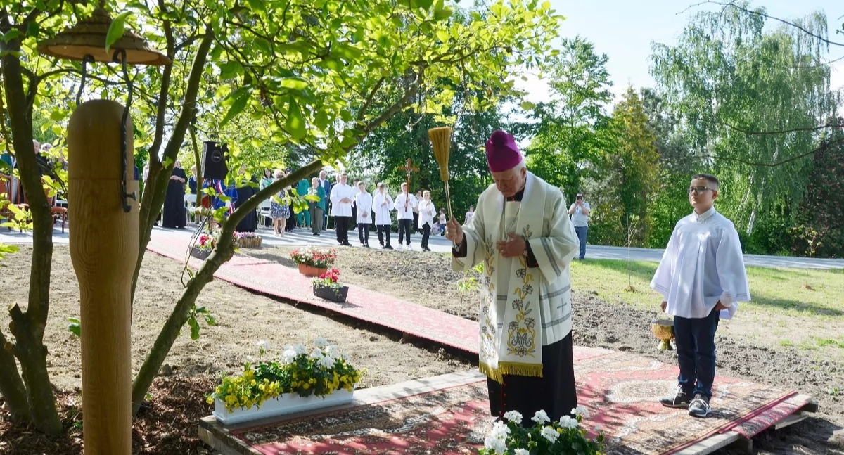 Szczególnym akcentem wydarzenia było plenerowe nabożeństwo majowe i poświęcenie przez metropolitę przemyskiego przyszkolnej kapliczki Matki Bożej./ FOT. SP w Dobkowicach