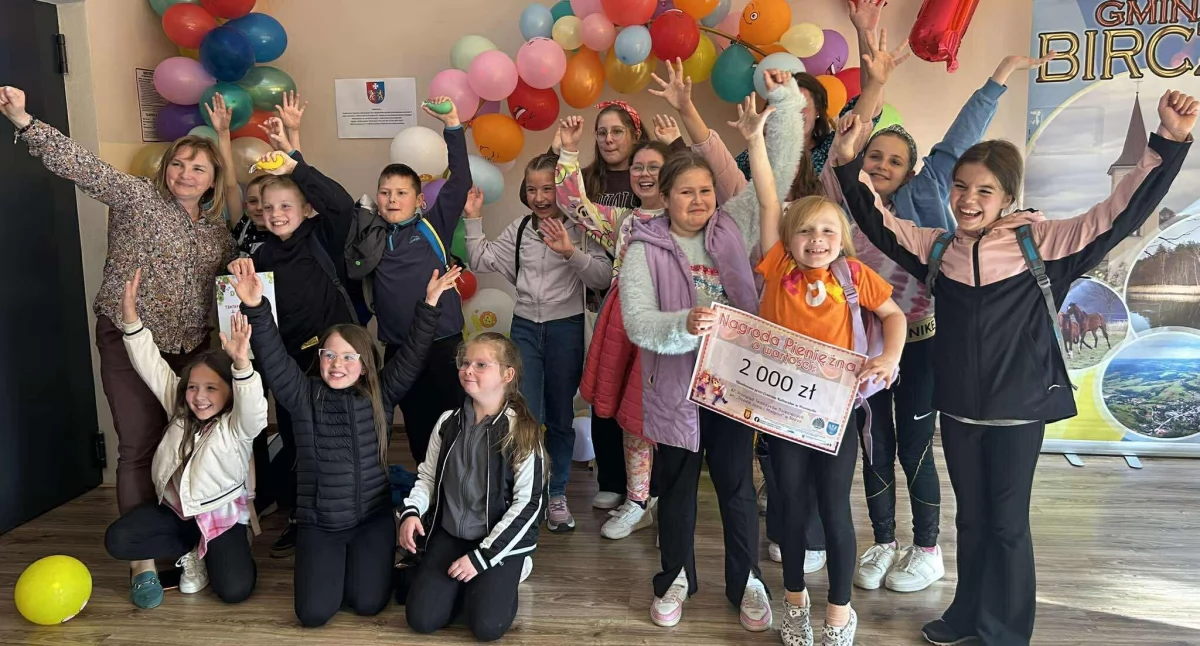 Jurorzy przeglądu zadecydowali, że laur zwycięstwa należy się bezapelacyjnie grupie teatralnej „Supełek” z Gminnego Ośrodka Kultury w Krasiczynie. Wywalczyła ona pierwsze miejsce i nagrodę pieniężną w wysokości 2 tys. zł. Zespół, prowadzony przez dyrektor GOK w Krasiczynie Bogumiłę Zwolińską, zaprezentował spektakl „Czerwony Kapturek”./ FOT. ZW