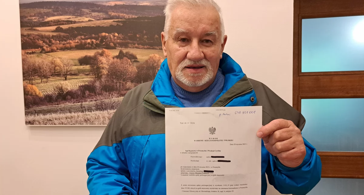 Przemyślanin A. Święcicki nie kryje satysfakcji z rozstrzygnięcia sądu. Na dowód pokazuje wyrok, jaki zapadł w sprawie./ FOT. U. Gielo