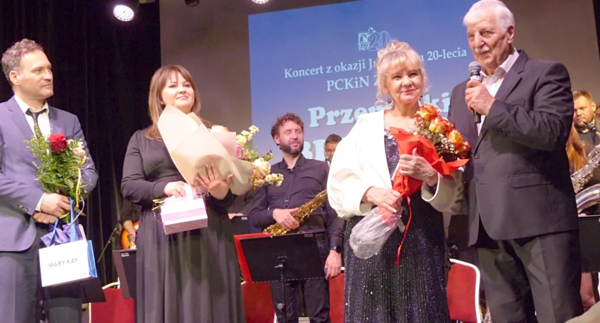 Nad współpracą cudownego mariażu muzy ków czuwał dyrygent Przemyskiego Big Bandu Antoni Guran (z mikrofonem)./Zdjęcia: Adam Tułacz