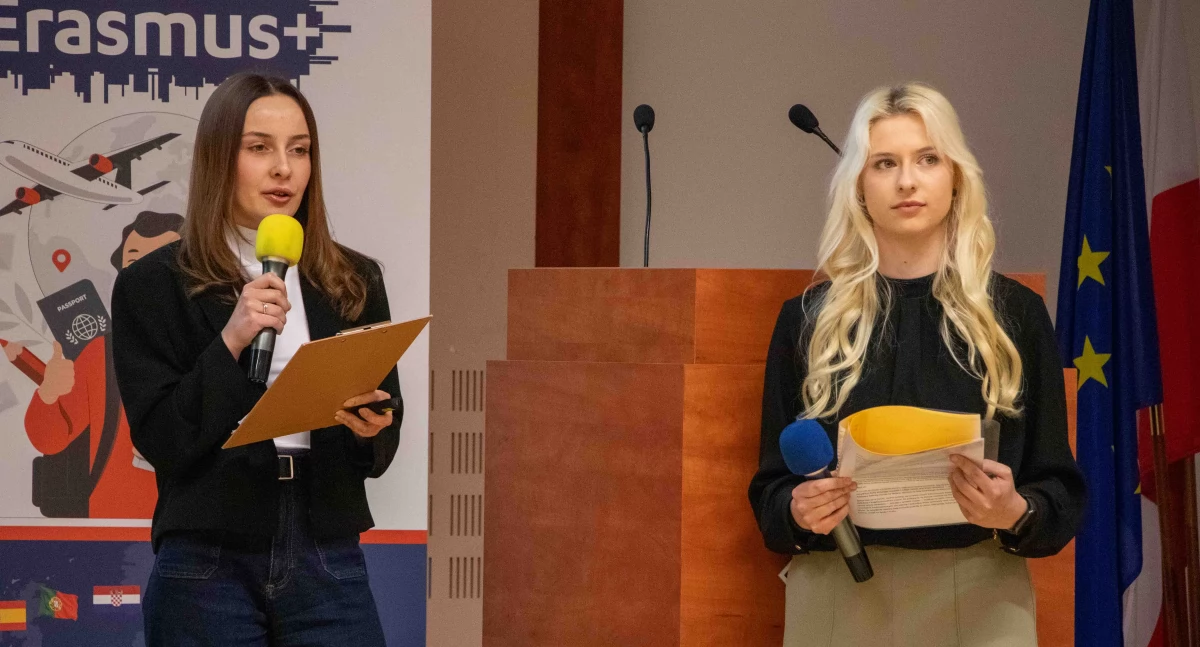 Emilia Korczyńska i Katarzyna Walczak opowiadają o swojej przygodzie/ Fot. Grzegorz Gajdzik