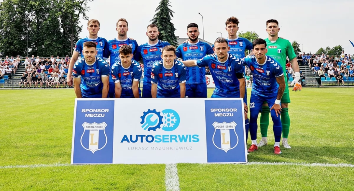 Lubaczowianie wygraną zadedykowali jednemu ze sponsorów Łukaszowi Mazurkiewiczowi, któreg zakład doszczętnie spłonął podczas pożaru. Jednocześnie zachęcali wszystkich, którzy mogą i chcą pomóc, do wsparcia zbiórki prowadzonej na odbudowę warsztatu. Każda złotówka ma znaczenie. Fot. Pogoń-Sokół Lubaczów