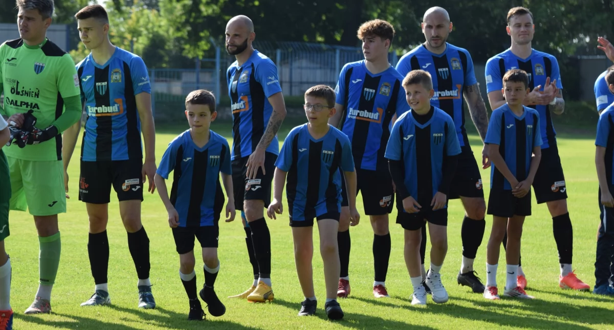 Jarosławianie będą zapewne mogli po meczu z Sokołem Sieniawa czuć się moralnymi triumfatorami zmagań, ale to nie ma żadnego znaczenia. Awans zabrali im przy zielonym stoliku działacze Podkarpackiego Związku Piłki Nożnej w Rzeszowie. Fot. Dominik Budzowski