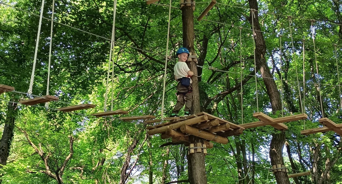 W historycznym anturażu Fortu IX „Brunner” w Ujkowicach w Dzień Dziecka, 1 czerwca br., otwarty został park linowy z trasami dla dzieci i dorosłych. W ofercie można znaleźć także zjazdy tyrolką o łącznej długości 250 m. Fot. ZGFT Przemyśl