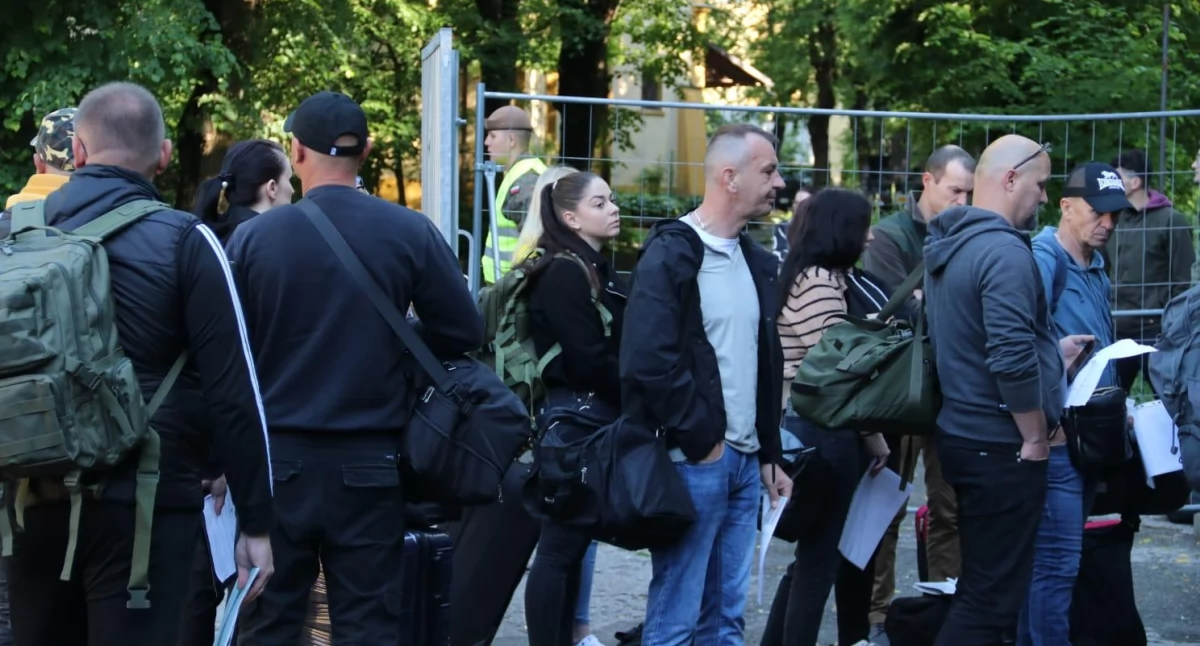 Ponad 120 ochotników z tzw. rejonu stałej odpowiedzialności 20. Przemyskiej Brygady Obrony Terytorialnej stawiło się w koszarach przy ul. Słowackiego w Przemyślu z chęcią zostania „terytorialsem”. To było najliczniejsze wcielenie w krótkiej historii przemyskiej formacji. Fot. 20. Przemyska BOT