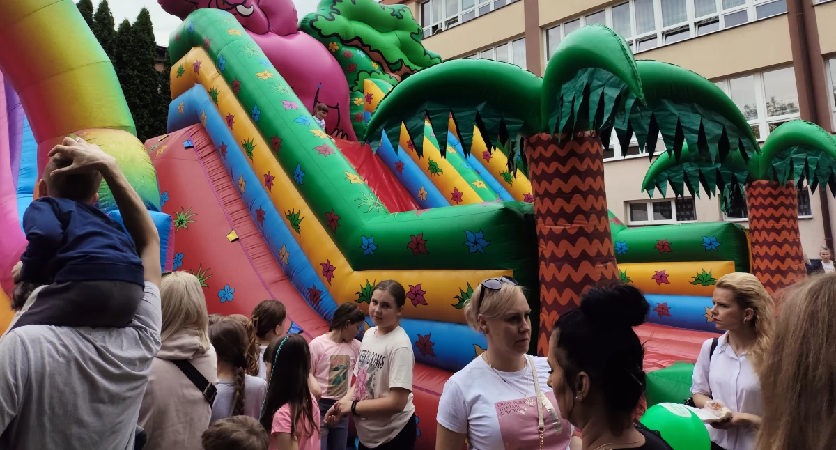 W imprezie uczestniczyły dziesiątki osób, przede wszystkim dzieci. Te miały w czym wybierać. Fot. zbiory własne
