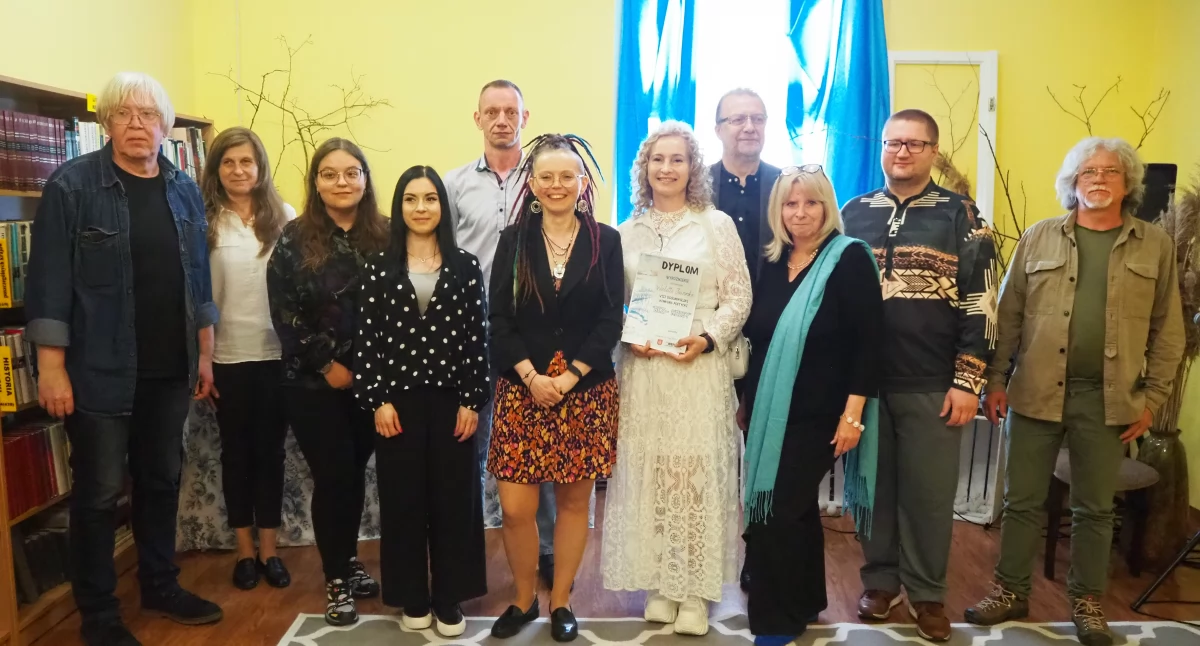 Wspólne zdjęcie jurorów i laureatów./ FOT. MBP w Cieszanowie