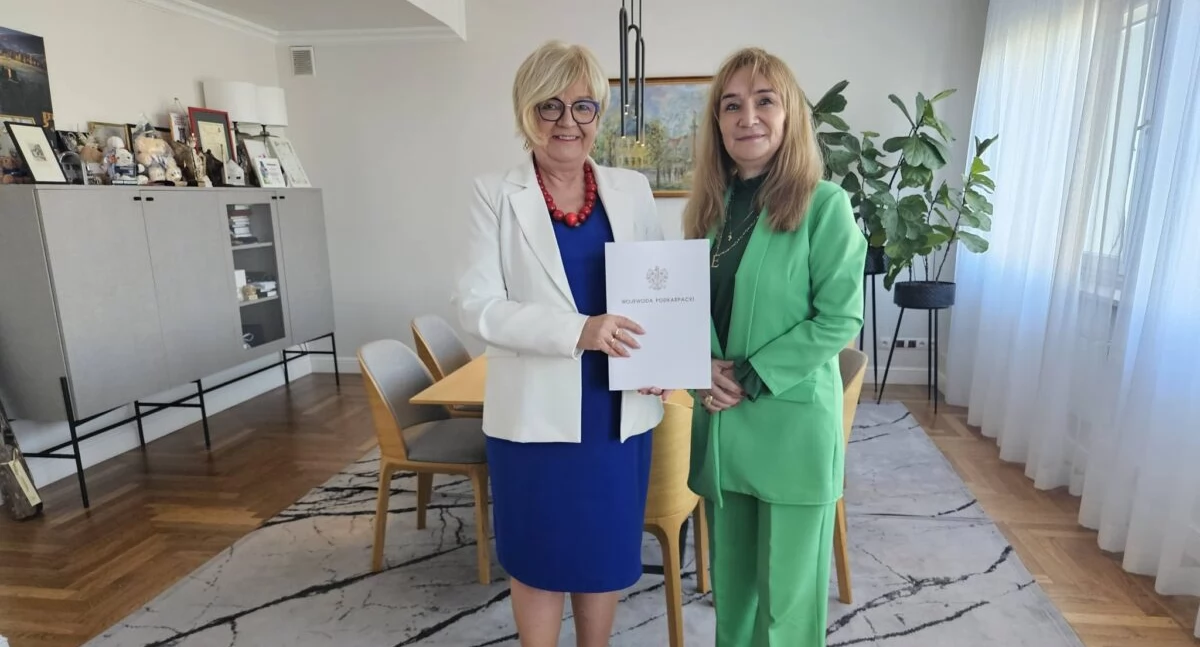 Wśród samorządów, które otrzymały niedawno pieniądze na żłobki, kluby dziecięce i miejsca u dziennych opiekunów, znalazła się gmina Jarosław. Podczas parafowania umowy tamtejszy samorząd reprezentowała wójt Elżbieta Grunt./ FOT. PUW Rzeszów