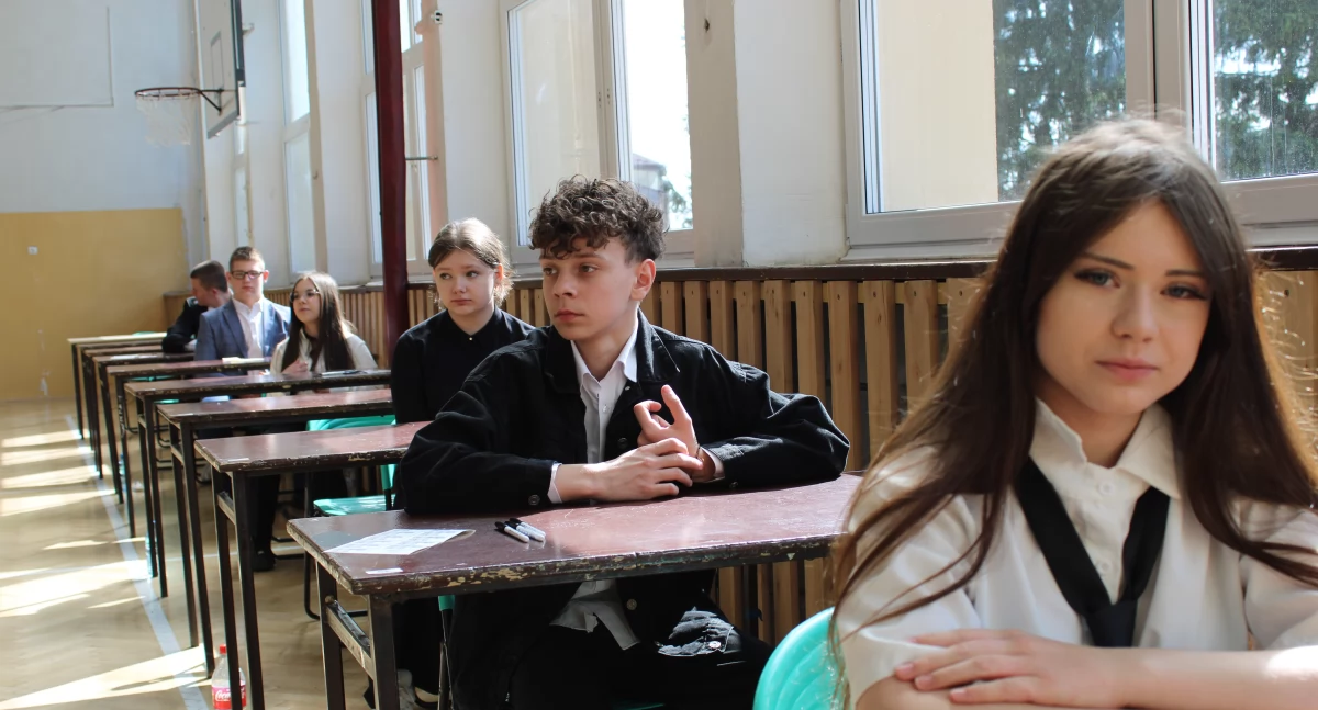 Absolwenci klas 8 pierwszy ważny egzamin w życiu mają już za sobą. Wyniki poznają dopiero 4 lipca, ale większość zdążyła już wskazać swoje typy, jeśli chodzi o wymarzoną szkołę średnią (na zdjęciu uczniowie klas 8 SP nr 16 w Przemyślu)./ FOT. U. Gielo