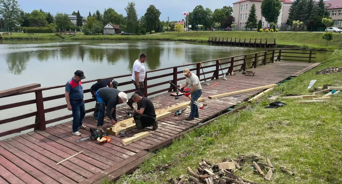 Mieszkańcy zakasali rękawy i ruszyli do pracy, działając jak zgrana ekipa. Ich zaangażowanie ułatwi w dostęp do przestrzeni koncertowej i przyczyni się do poprawy bezpieczeństwa. / FOT. GCK w Medyce