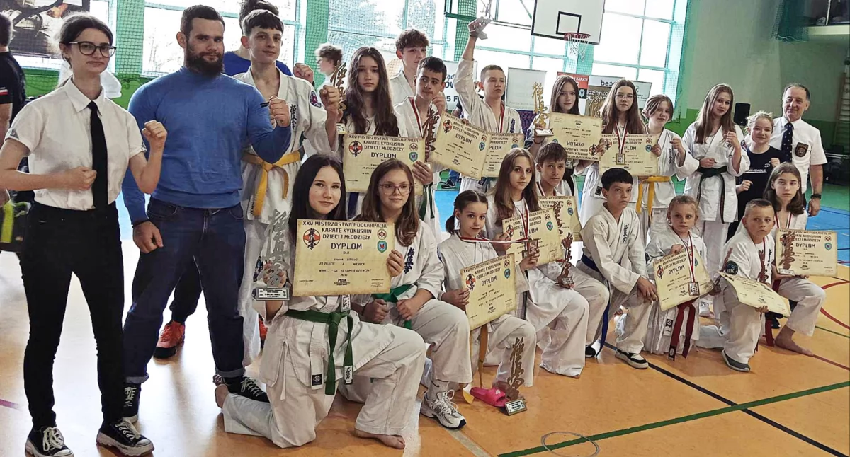 Ekipa IFK „Saiha” Karate Kyokushinkai Przemyśl zdobyła w Zagórzu 12 medali. Fot. zbiory własne