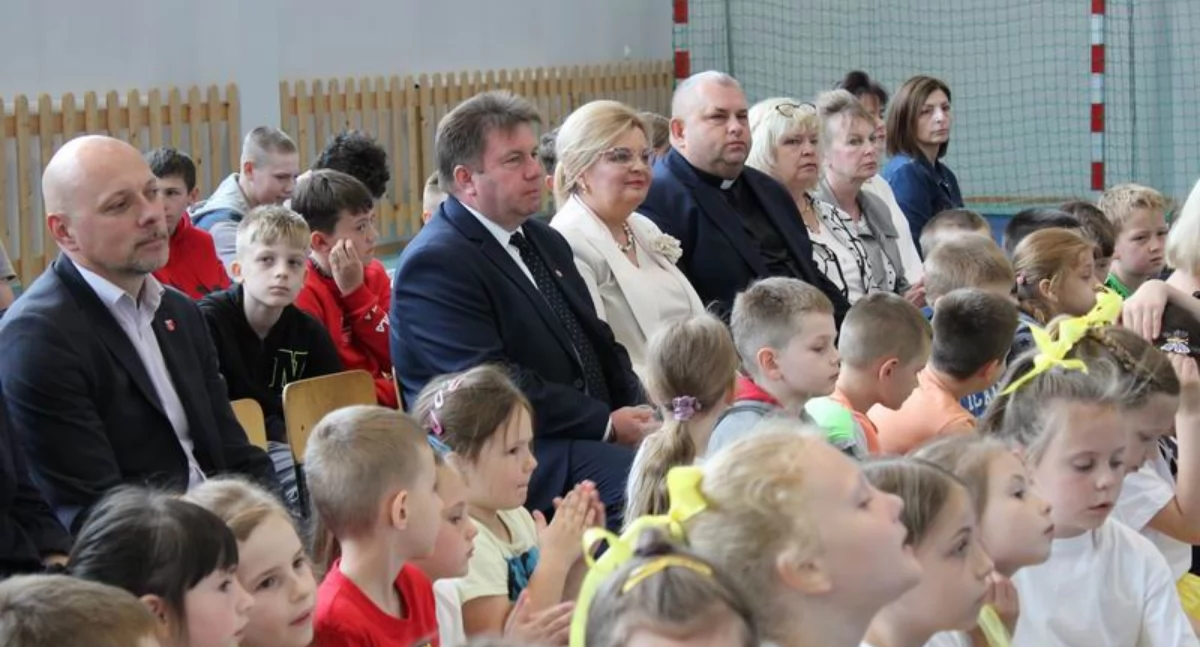 Odłonięcie i poświęcenie muralu zgromadziło całą szkolną społeczność. Wśród zaproszonych gości byli natomiast starosta powiatu przemyskiego Bożena Ryczan, wójt gminy Krasiczyn Krzysztof Dobrowolski, przedstawiciele Rady Gminy Krasiczyn i przedstawiciele duchowieństwa.