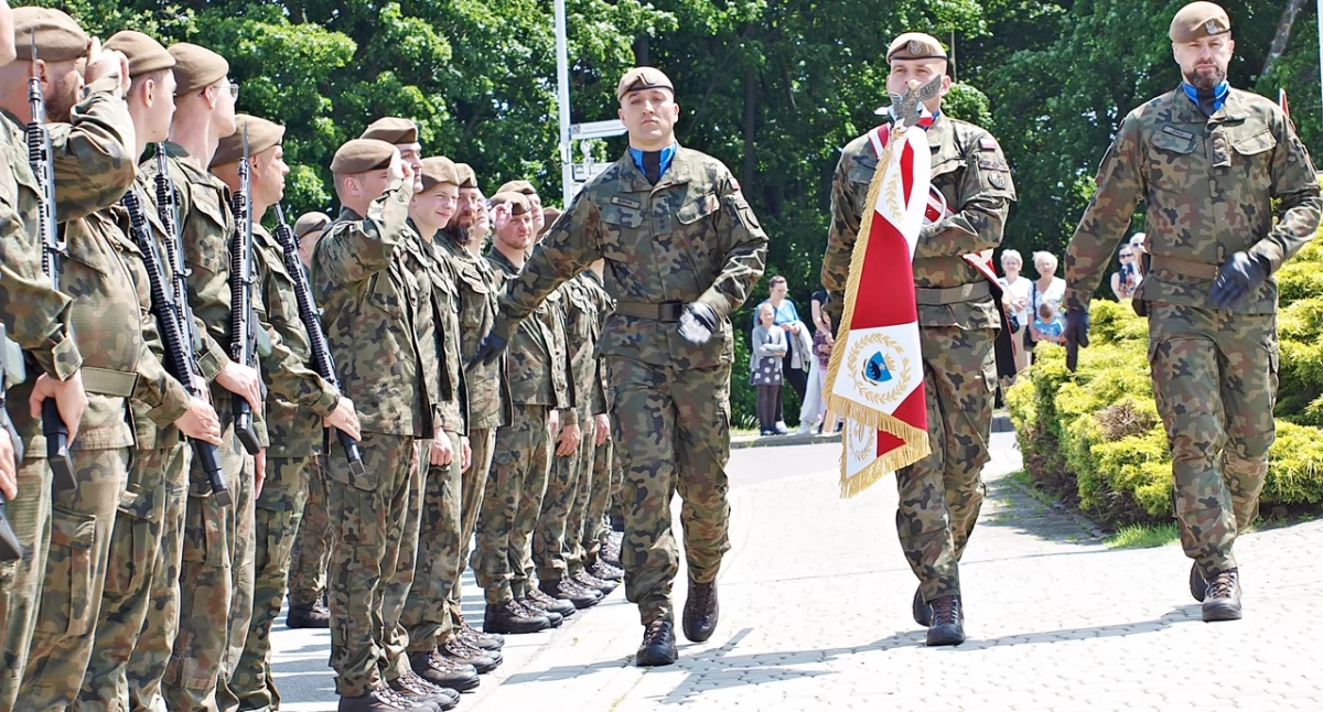 Poczet sztandarowy 20. Przemyskiej Brygady Obrony Terytorialnej. Fot. Mariusz Godos