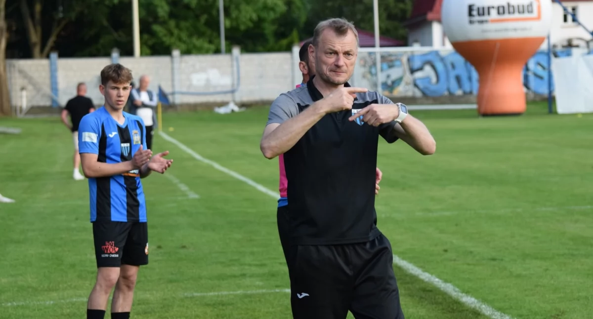 Przed ekipą Bogdana Zająca jeszcze jedno, a może dwa (oby!) wyzwania. Baraże o awans do III ligi. Warto się zmobilizować i pokazać, że JKS-owi miejsce w III lidze się po prostu należy! Fot. Dominik Budzowski