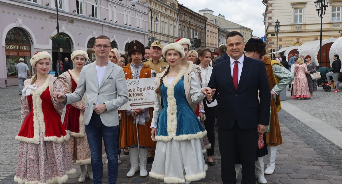 Punktualnie o godzinie 10 na jarosławkim Rynku rozpoczął się uroczysty polonez./ FOT. UM Jarosław