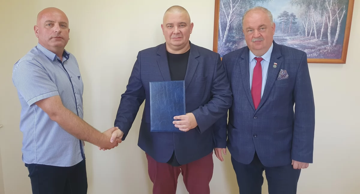 Od lewej: dotychczasowy p.o. dyrektora WORD w Przemyślu Mariusz Kołodziej, nowy dyrektor WORD Przemyśl Andrzej Paniw i wicemarszałek województwa podkarpackiego Piotr Pilch. Fot. WORD Przemyśl