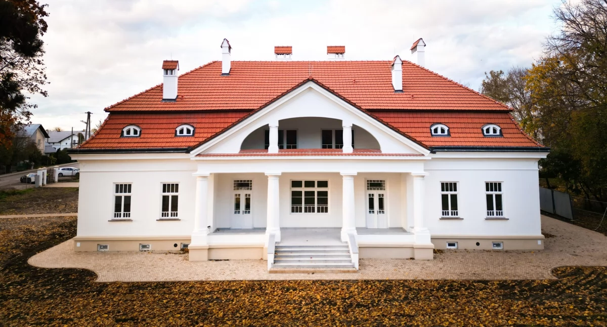 Przez najbliższy rok zabytkowy dworek rodziny Myszkowskich w Stubnie będzie centrum życia artystycznego dla młodych pasjonatów malarstwa z powiatu przemyskiego. Fot. UG Stubno